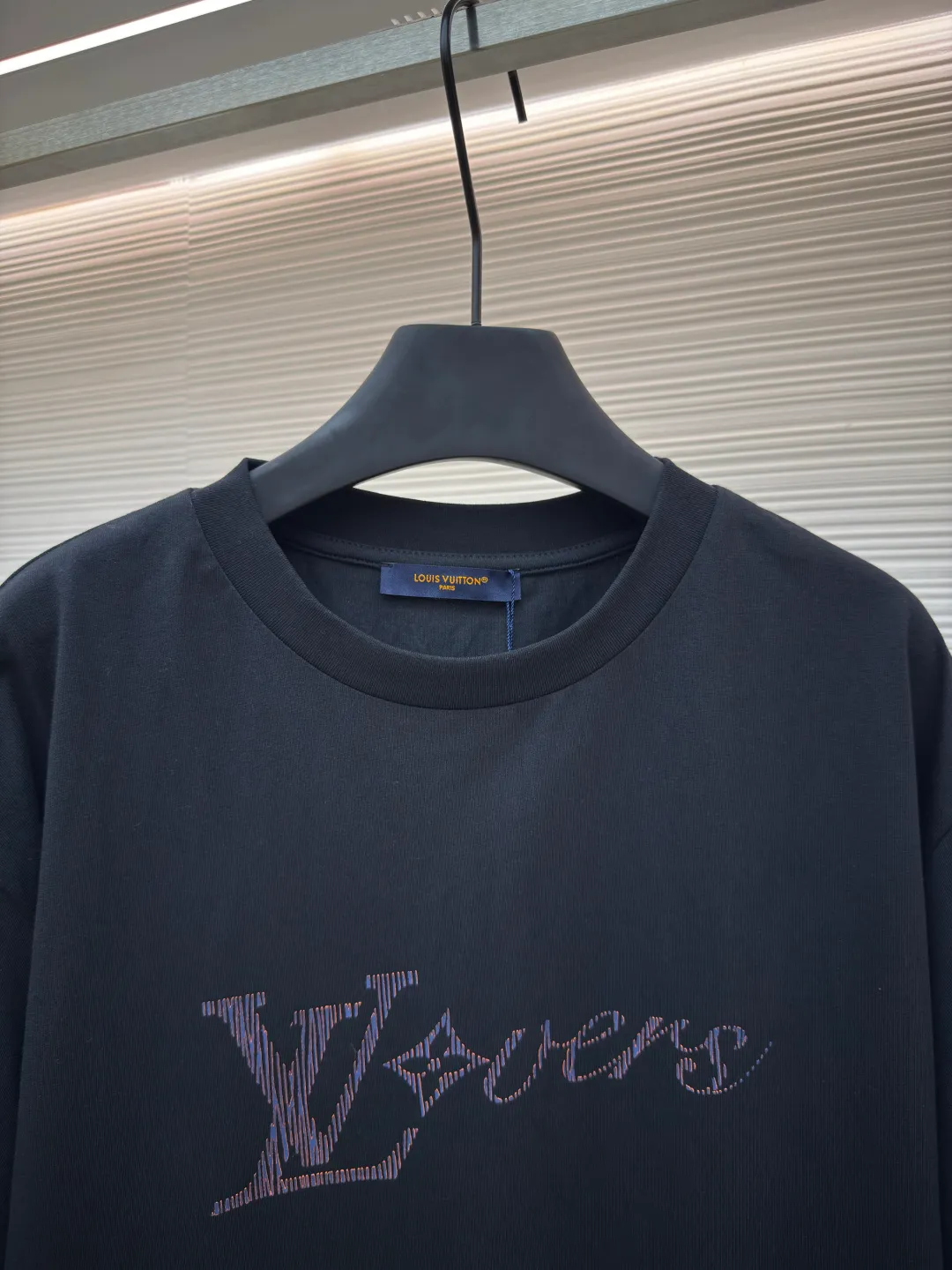 LOUIS VUITTON sequin letter short sleeves ●Authentic product: Purchased and developed by 8989 ●Item number: 1680196-A00 ●Fabric: single yarn compact fine cotton ●Technology: wool washed ●Version: fitted version ●Weight: about 310 grams ●Size: S-M-L-XL ●Description: Made of combed cotton fabric, 100% cotton, the fabric is custom-woven and dyed, the upper body is supple, and the sequined embroidered letters make the garments gorgeous, high-end, brand-element, colorful, and the first choice for contemporary young people. The heavy-duty sequin embroidery uses imported embroidery machines, YB has consistent positioning, and is three-dimensional and full! There are requirements for the machine, the sequins are tightly arranged and orderly, loose version, the same style for men and women!